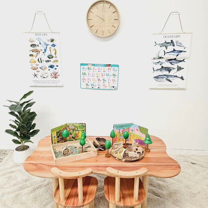 Child hardwood cloud table with 4 chairs