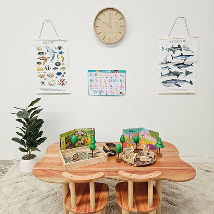 Child hardwood cloud table with 4 chairs